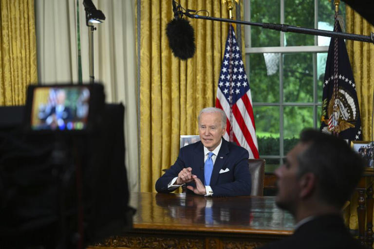 El presidente Joe Biden habla ante la nación sobre el acuerdo presupuestal que eleva el tope del endeudamiento federal y evita una mora de pagos del gobierno de Estados Unidos, el viernes 2 de junio de 2023, desde la Oficina Oval de la Casa Blanca, en Washington. ((Jim Watson / Associated Press))