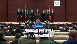 El presidente turco, Recep Tayyip Erdogan presentó su nuevo gabinete, con el economista ortodoxo Mehmet Simsek como ministro de Finanzas para tratar de sanear la economía turca.