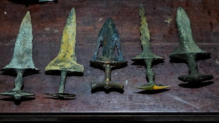 Benda antik berupa Senjata jenis kadga era Sriwijaya yang ditemukan di Sungai Musi Palembang, Minggu (4/6) Foto: abp/Urban Id