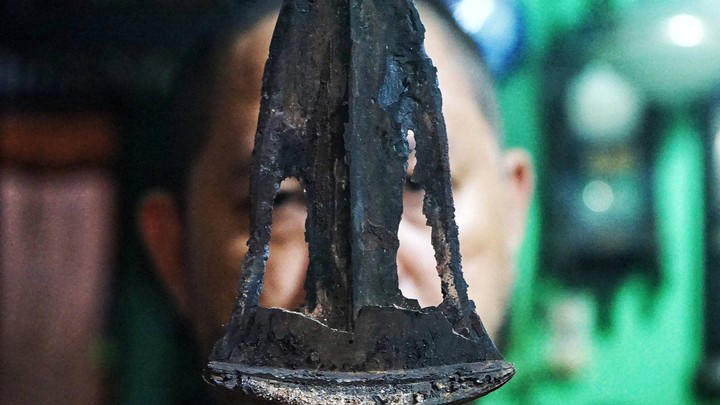 Nuh Taro bersama barang antik jenis senjata kuno yang ditemukan di Sungai Musi Palembang, Minggu (4/6) Foto: abp/Urban Id