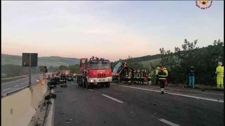 τραγωδία στην ιταλία: λεωφορείο έπεσε σε γκρεμό – ένας νεκρός και 14 τραυματίες