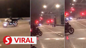 Footage of a motorcyclist who ran through a red light and hitting a car in Penang has gone viral on social media.Two short videos, one six seconds and another nine seconds long, show two bikers riding at high speed along Jalan Sultan Azlan Shah just after the Bayan Baru roundabout.Read more at http://rb.gy/f0yl0WATCH MORE: https://thestartv.com/c/newsSUBSCRIBE: https://cutt.ly/TheStarLIKE: https://fb.com/TheStarOnline