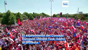 Medio millón de polacos -según los organizadores- marcharon este domingo en Varsovia contra el Gobierno nacionalista y populista en el poder, a pocos meses de las elecciones legislativas de otoño.