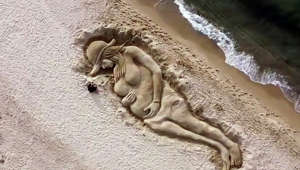 Giulia Tramontano e il suo bimbo mai nato ricordati con una scultura di sabbia