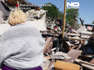 Dans les débris, les habitants de Dnipro pleurent la perte d'un petit enfant