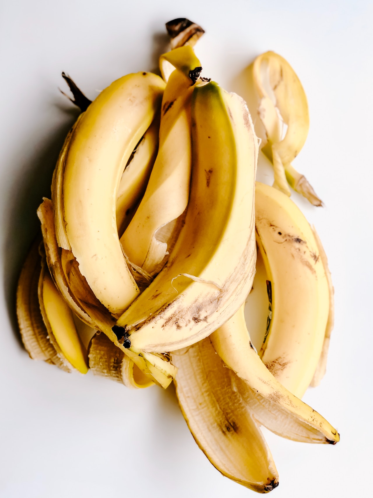 香蕉皮富含色胺酸，能幫助穩定情緒，被生技業者開發為面膜（攝影／Julia Kuzenkov；圖片來源／pexels）