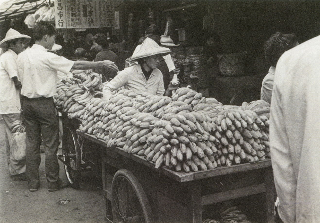 1960 年代嘉義街頭的蕉販，販售的正是當年最流行的北蕉。（圖片來源／國家文化記憶庫）