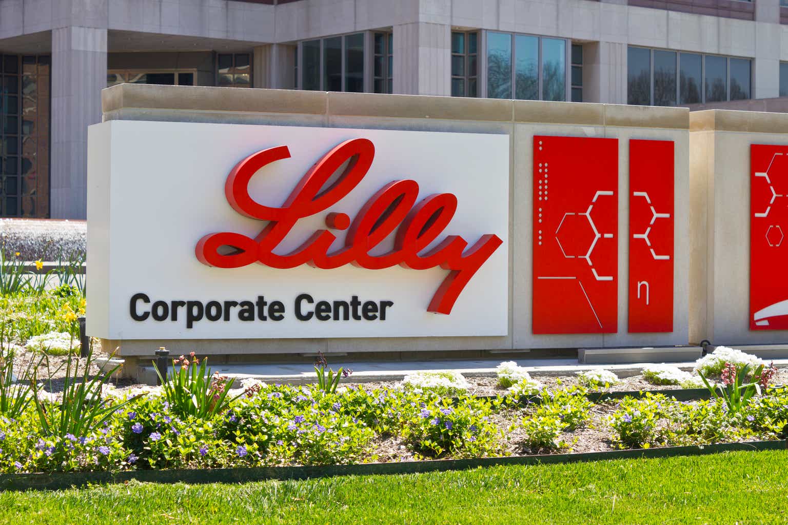 Eli Lilly not interested in major mergers, prefers small deals report