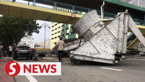 The Kota Kinabalu city centre was hit by a major congestion after a trailer carrying a large piece of equipment got stuck under a pedestrian bridge across Jalan Tun Razak on June 4.Read more at https://bit.ly/3MTSLXQWATCH MORE: https://thestartv.com/c/newsSUBSCRIBE: https://cutt.ly/TheStarLIKE: https://fb.com/TheStarOnline