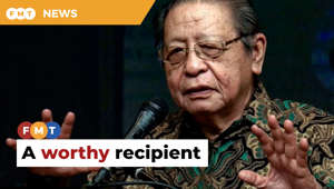 DAP MPs and state assemblymen heap praise on Lim Lim Kit Siang who was conferred the title of “Tan Sri”.Read More: https://www.freemalaysiatoday.com/category/nation/2023/06/05/kit-siangs-tan-sri-title-well-deserved-say-party-comrades/Laporan Lanjut: https://www.freemalaysiatoday.com/category/bahasa/tempatan/2023/06/05/kit-siang-layak-terima-gelaran-tan-sri-kata-pemimpin-dap/Free Malaysia Today is an independent, bi-lingual news portal with a focus on Malaysian current affairs. Subscribe to our channel - http://bit.ly/2Qo08ry ------------------------------------------------------------------------------------------------------------------------------------------------------Check us out at https://www.freemalaysiatoday.comFollow FMT on Facebook: http://bit.ly/2Rn6xEVFollow FMT on Dailymotion: https://bit.ly/2WGITHMFollow FMT on Twitter: http://bit.ly/2OCwH8a Follow FMT on Instagram: https://bit.ly/2OKJbc6Follow FMT on TikTok : https://bit.ly/3cpbWKKFollow FMT Telegram - https://bit.ly/2VUfOrvFollow FMT LinkedIn - https://bit.ly/3B1e8lNFollow FMT Lifestyle on Instagram: https://bit.ly/39dBDbe------------------------------------------------------------------------------------------------------------------------------------------------------Download FMT News App:Google Play – http://bit.ly/2YSuV46App Store – https://apple.co/2HNH7gZHuawei AppGallery - https://bit.ly/2D2OpNP#FMTNews #LimKitSiang #DAP #Title #TanSri