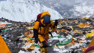 Auf dem Mount Everest liegen Tonnen von Abfällen von Bergsteigerinnen und Bergsteigern. Wie viel Müll wirklich auf dem Berg liegt, weiss niemand.