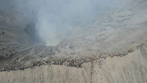 Indonesien: Hindus werfen Opfergaben in Vulkankrater