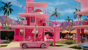 Le tournage du film en images réelles « Barbie » avec Margot Robbie, consacré à la poupée Mattel adorée des enfants du monde entier, a eu des conséquences inattendues. La production du film avait besoin d’une telle quantité de peinture rose « flashy » qu’elle a provoqué une pénurie mondiale pour une grande entreprise de décoration murale.#shorts