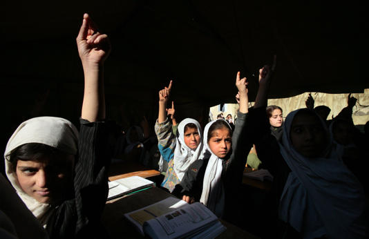 Al menos 82 niñas son envenenadas en dos colegios en el norte de Afganistán