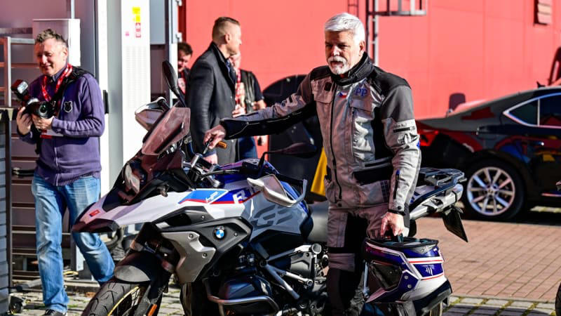 prezident pavel se zranil při jízdě na motorce. skončil v nemocnici, zranění nejsou vážná