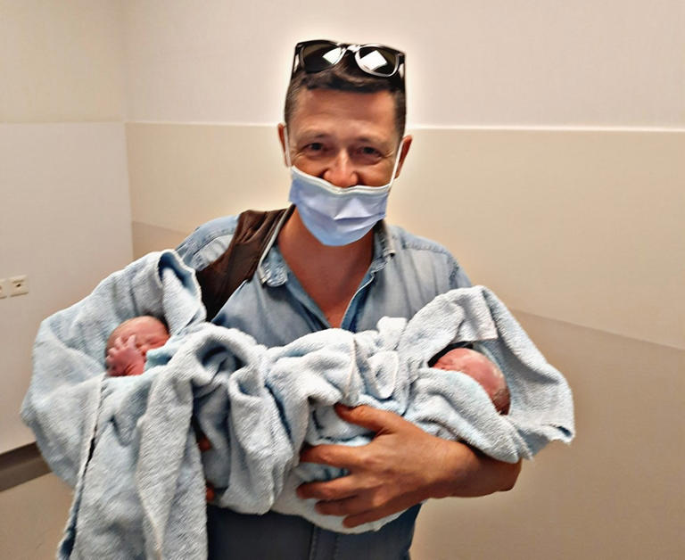 Το 1ο «παιδί του σωλήνα» στην Ελλάδα έκανε εξωσωματική και γέννησε διδυμάκια!