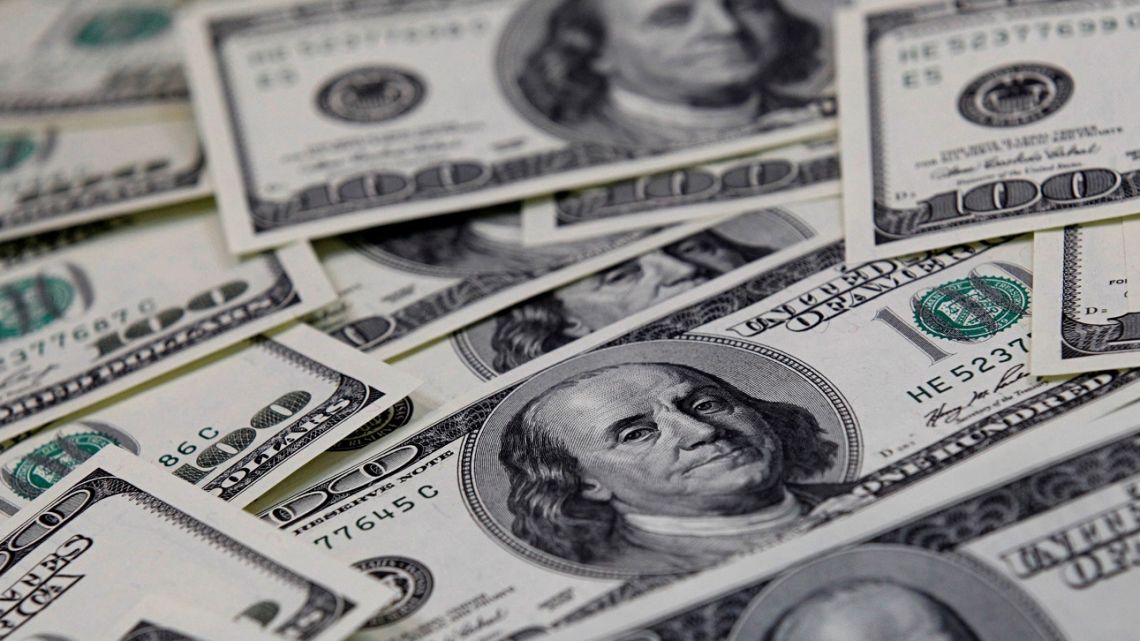 el dólar blue cerró a la baja este 29 de abril y el banco centro debió vender divisas
