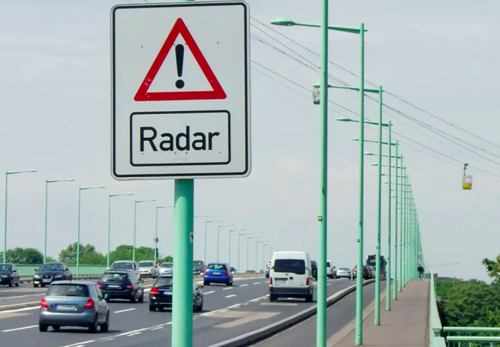 A medida mira justamente aqueles motoristas que tentam escapar dos radares fixos tradicionais que fiscalizam o excesso de velocidade nas vias.