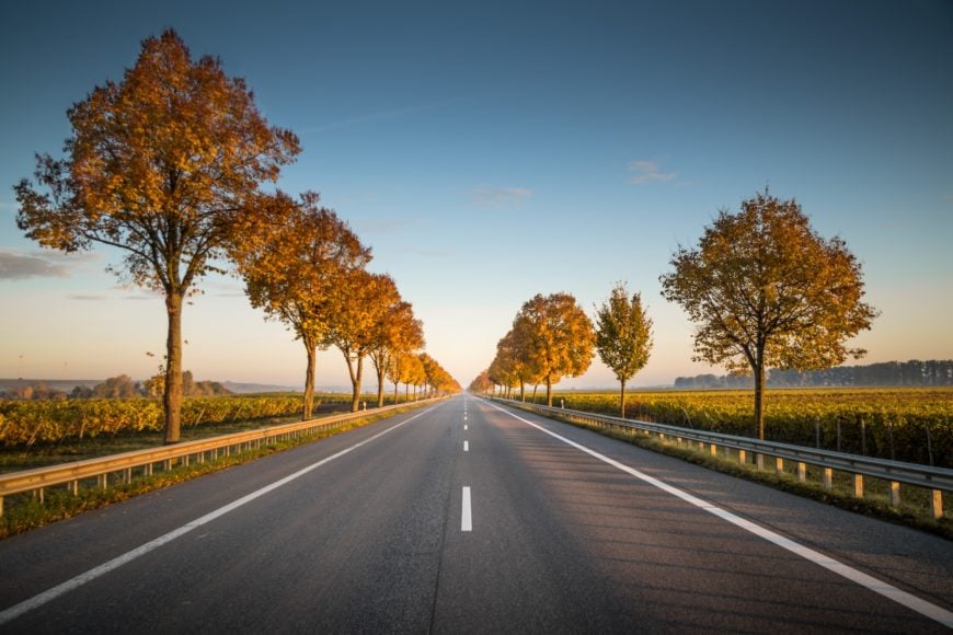 Os modelos atuais utilizam sensores embutidos no asfalto para medir a velocidade dos veículos na estrada.