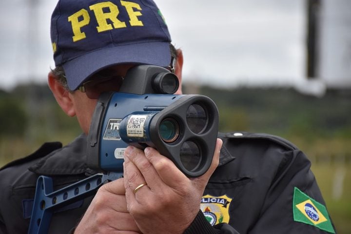 Com essa tecnologia inovadora, os radares serão capazes de determinar a velocidade dos veículos mesmo a uma distância de até 50 metros além do ponto de instalação.