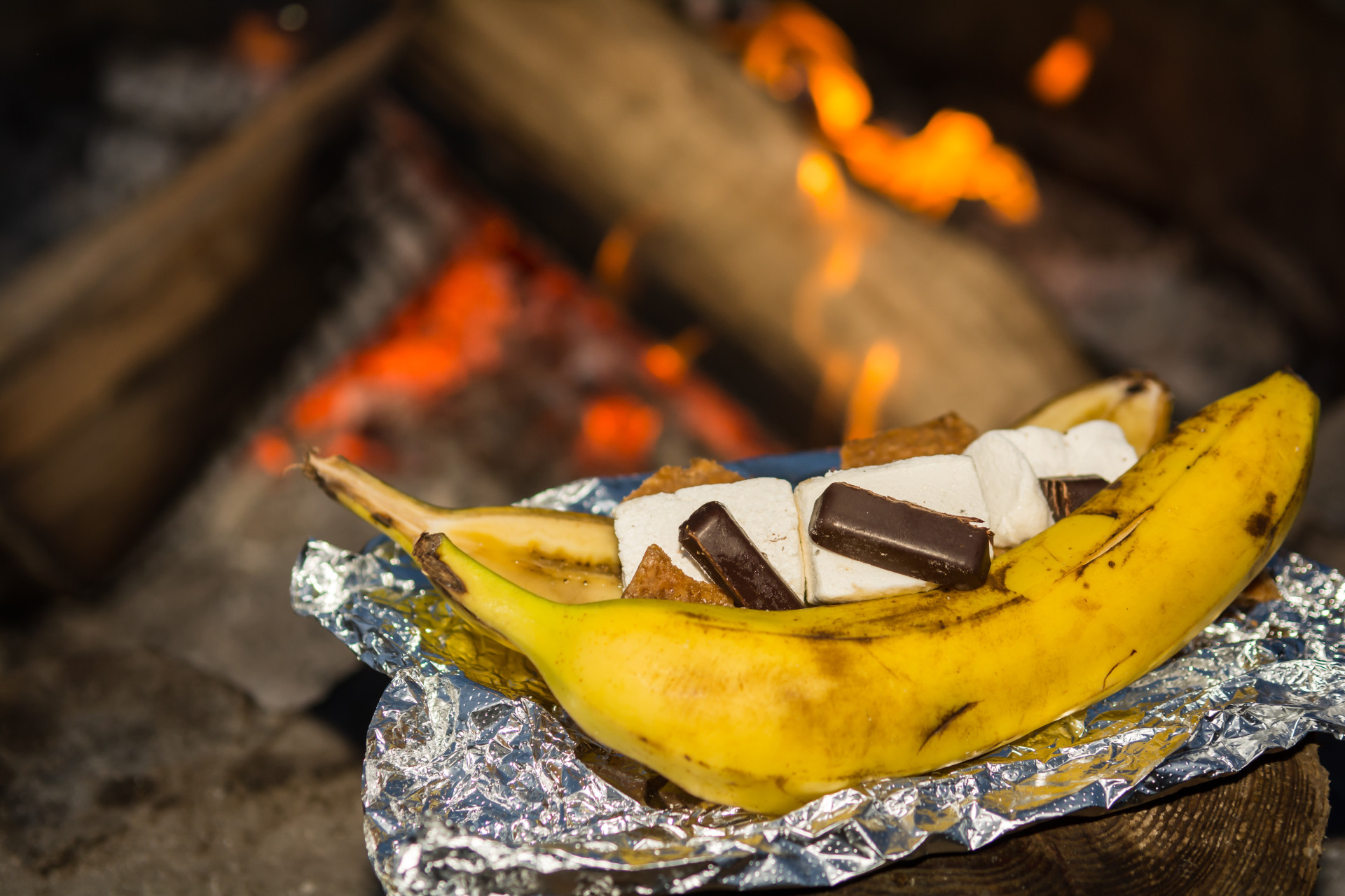 Coupez une banane en tranches sur un côté et ajoutez-y des pépites de chocolat, des mini-marshmallows et des biscuits écrasés, puis enveloppez le tout dans une feuille d'aluminium et placez-la sur le feu. En quelques minutes, vous obtiendrez un dessert délicieux, gluant et gourmand.