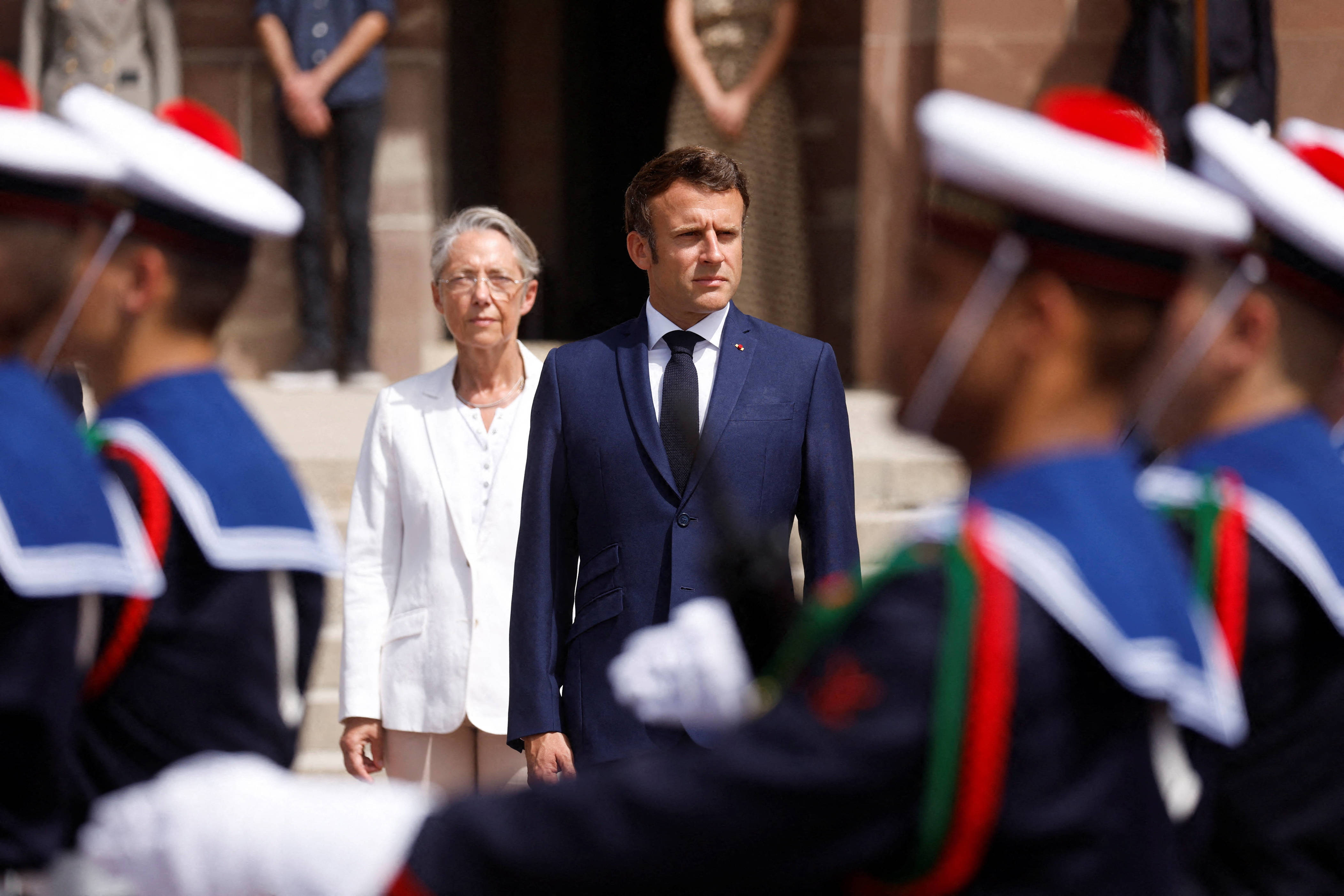 Муж премьер министра франции. Элизабет Борн и Макрон. Элизабет Борн Франция. Элизабет Борн премьер-министр Франции.