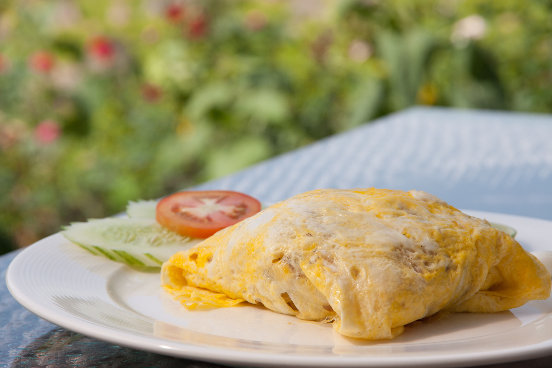 <p>Placez vos œufs à l'intérieur, ajoutez du fromage, de la ciboulette, des tomates, du sel et du poivre, puis remuez le tout jusqu'à obtenir un appareil à omelette!</p><p>Tu pourrais aussi aimer: </p>