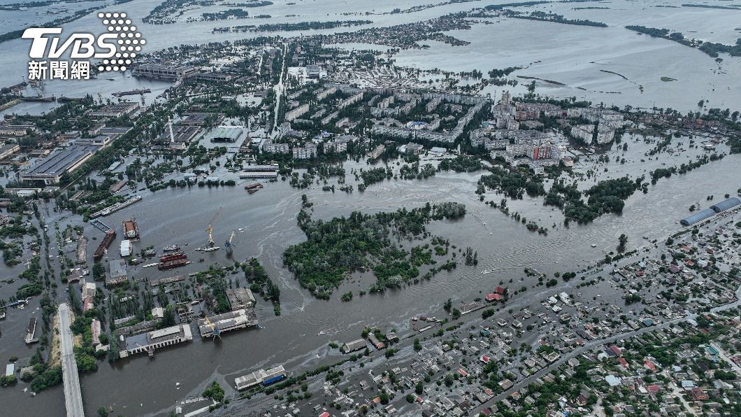 烏克蘭大壩崩毀後，引發各地淹水。（圖／達志影像美聯社）