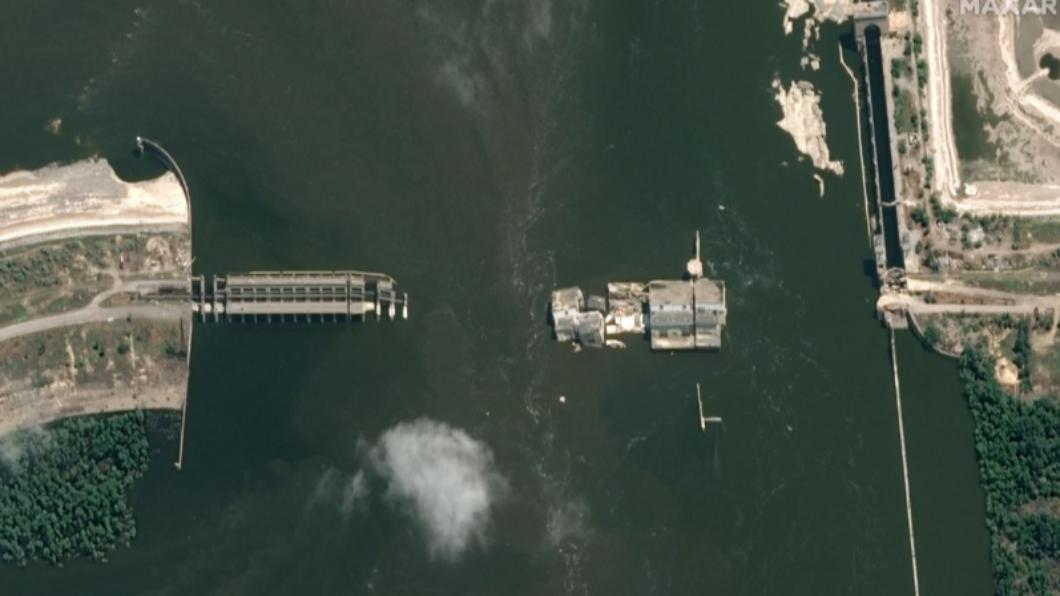 美國衛星影像公司Maxar，拍攝到大壩遭破壞後的畫面。（圖／翻攝自推特＠KyivIndependent）