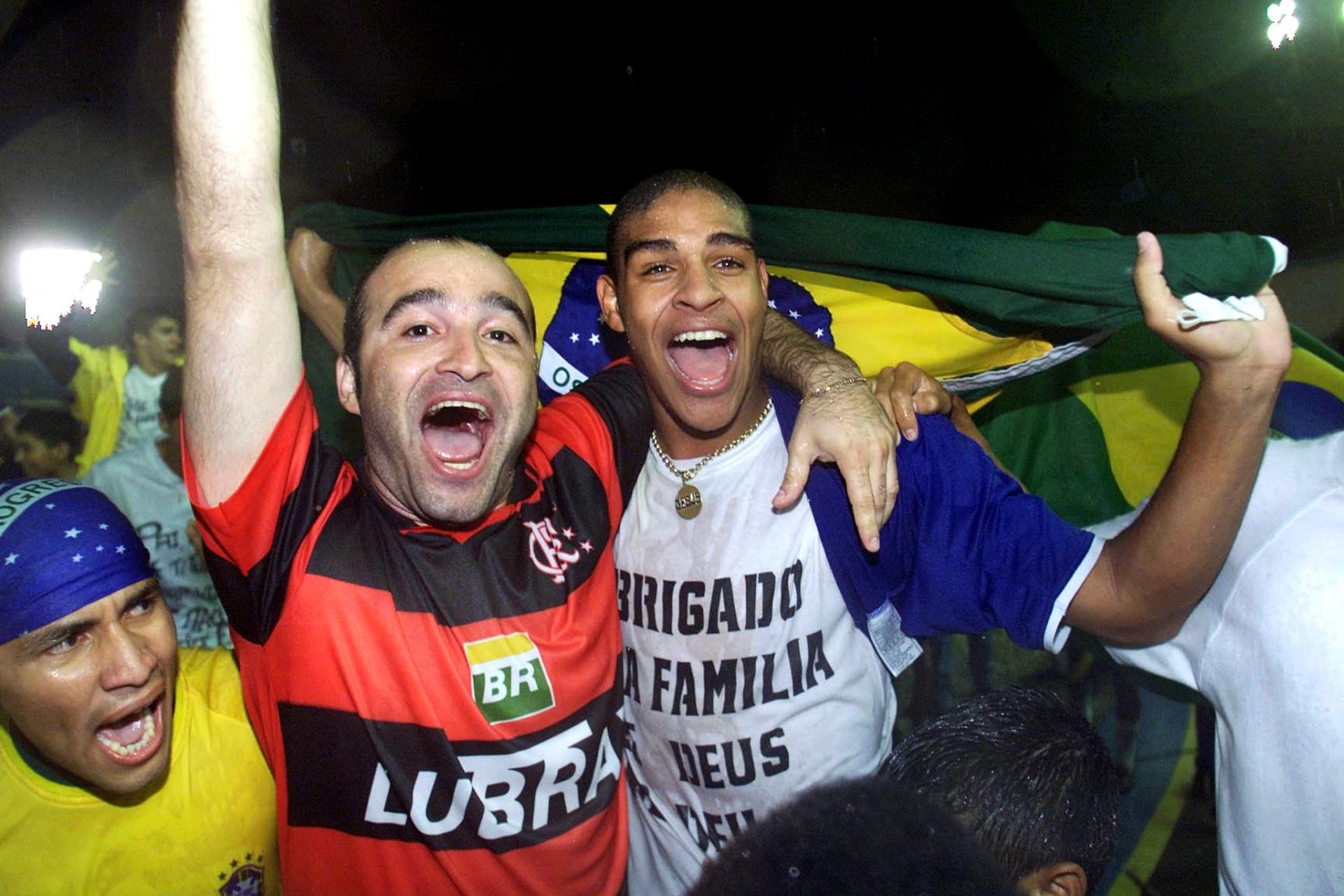 <p><span>His rise to prominence was rapid and he made his professional debut with Flamengo in 1999, aged just 17. In 2000, at the age of 18, he helped Flamengo win the Brazilian championship, scoring 19 goals in 31 games.</span></p>