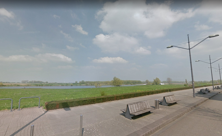 De plek in Den Bosch vanuit de kade waar de man verdronk.