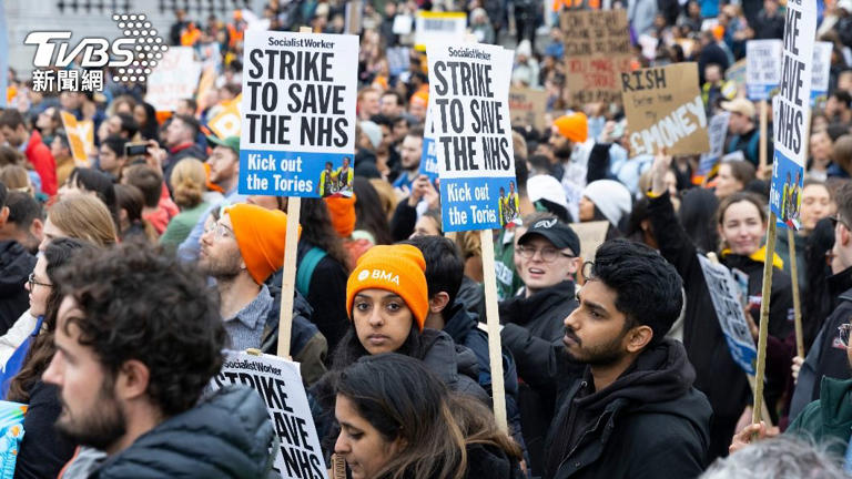 英國自去（2022）年以來面臨頻繁罷工，範圍涵蓋了交通、醫療教育、郵務和公務員等領域。圖為4月11日英國初級醫生在倫敦進行96小時的罷工行動。（圖／shutterstock）