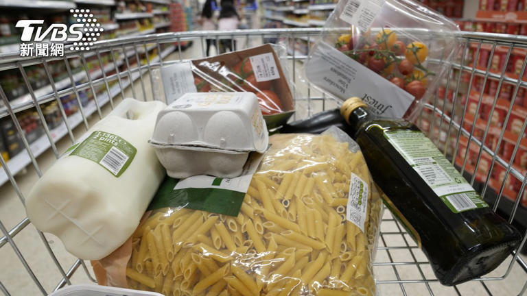 高昂的食品價格正在困擾著英國家庭，英國近年經濟陰霾與脫歐有非常大的關係：脫歐後造成進出口困境，連帶也讓進口食品費用不斷飆升。（圖／達志影像美聯社）