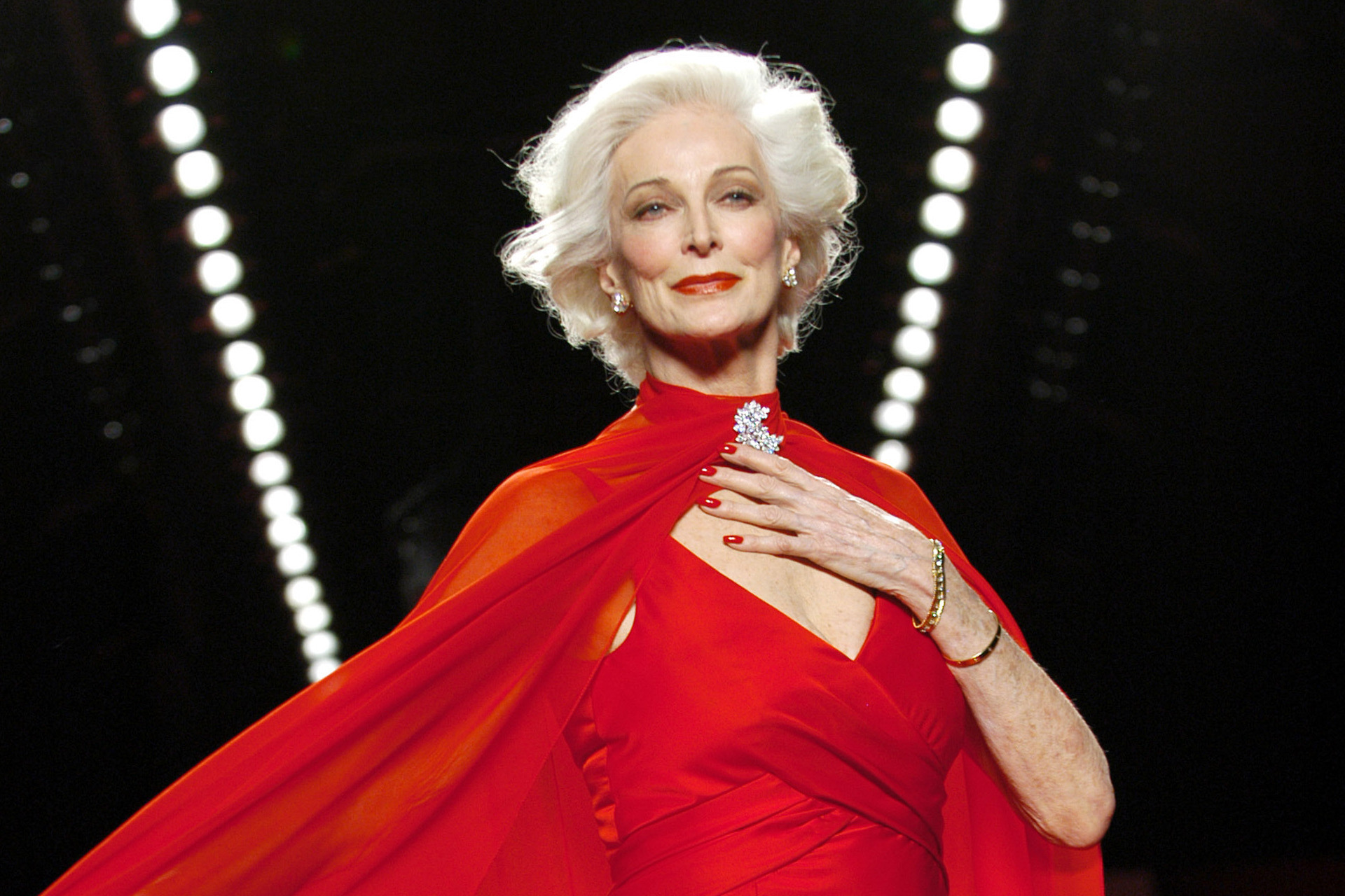 Ha 92 anni ed è la top model più longeva della storia della moda
