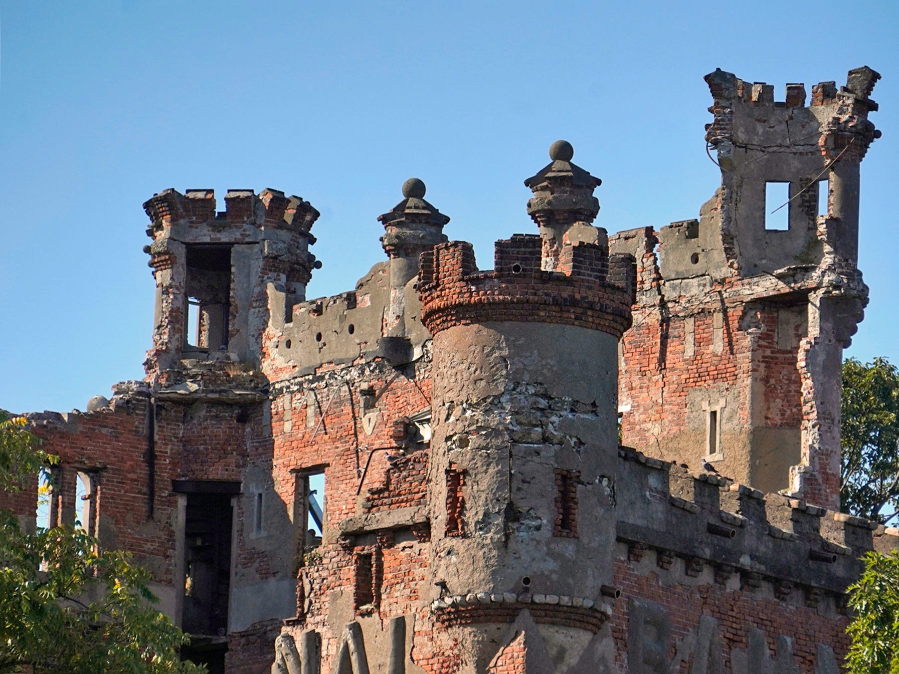 I visited an abandoned castle hidden on a New York island that's slowly ...