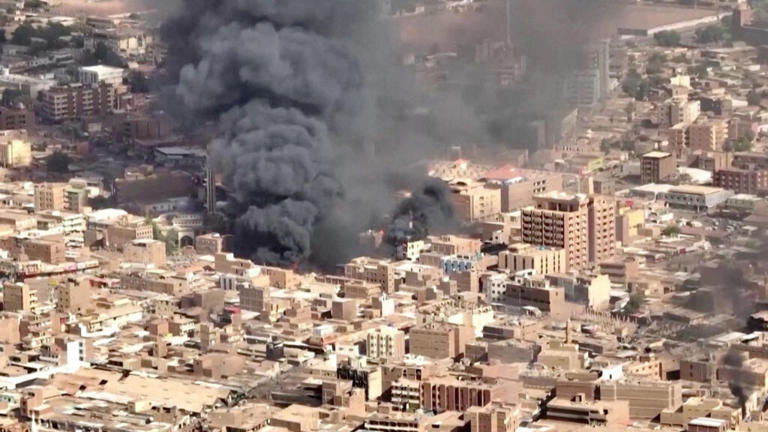 De la fumée autour d'un marché en feu à Omdurman, banlieue nord de Khartoum, le 17 mai 2023 (photo d'illustration).
