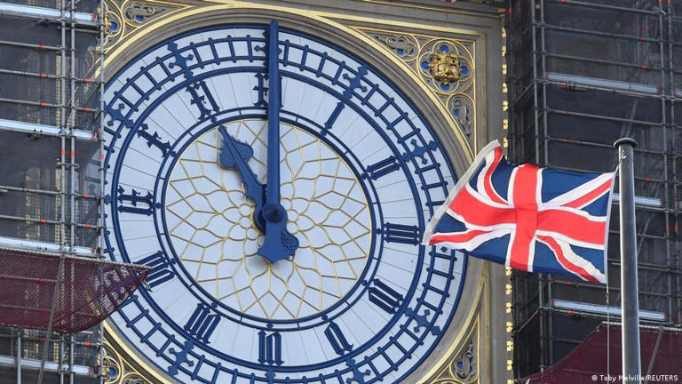 Der Union Jack vor der Uhr am Big Ben, die 23:00 Uhranzeigt - der Moment, in dem der Brexit vollzogen wird