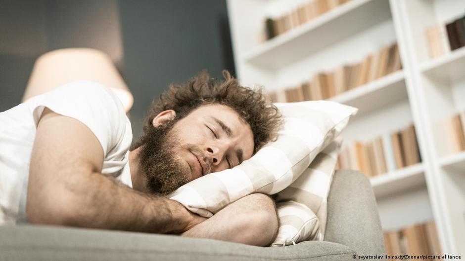 las personas que duermen siestas tienen el cerebro más grande