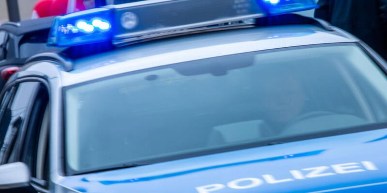 Ein Streifenwagen der Polizei ist mit Blaulicht im Einsatz. Jens Büttner/dpa/Symbolbild