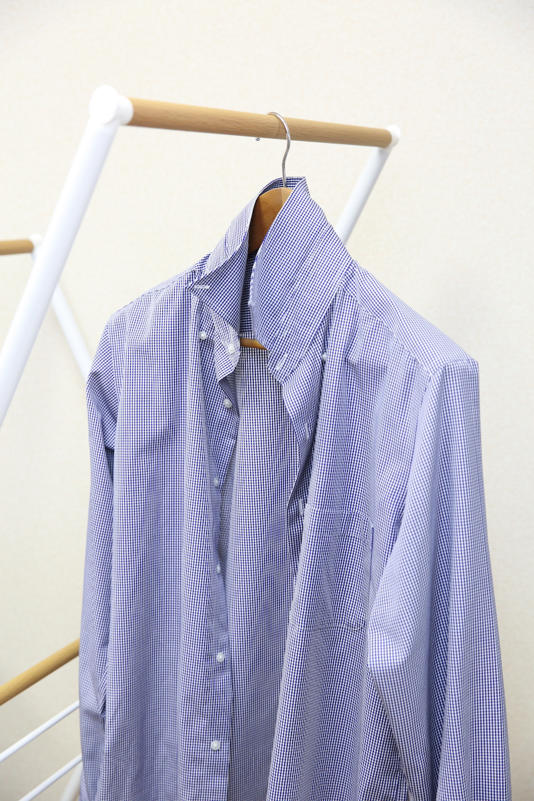 ワイシャツは「襟立て干し」。シワや型崩れを防止し、乾きもよくなる