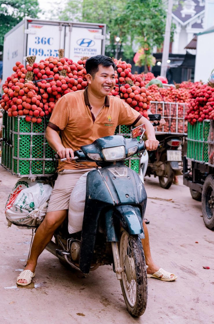 Cận cảnh: Màu vải chín nhuộm đỏ đường phố Bắc Giang