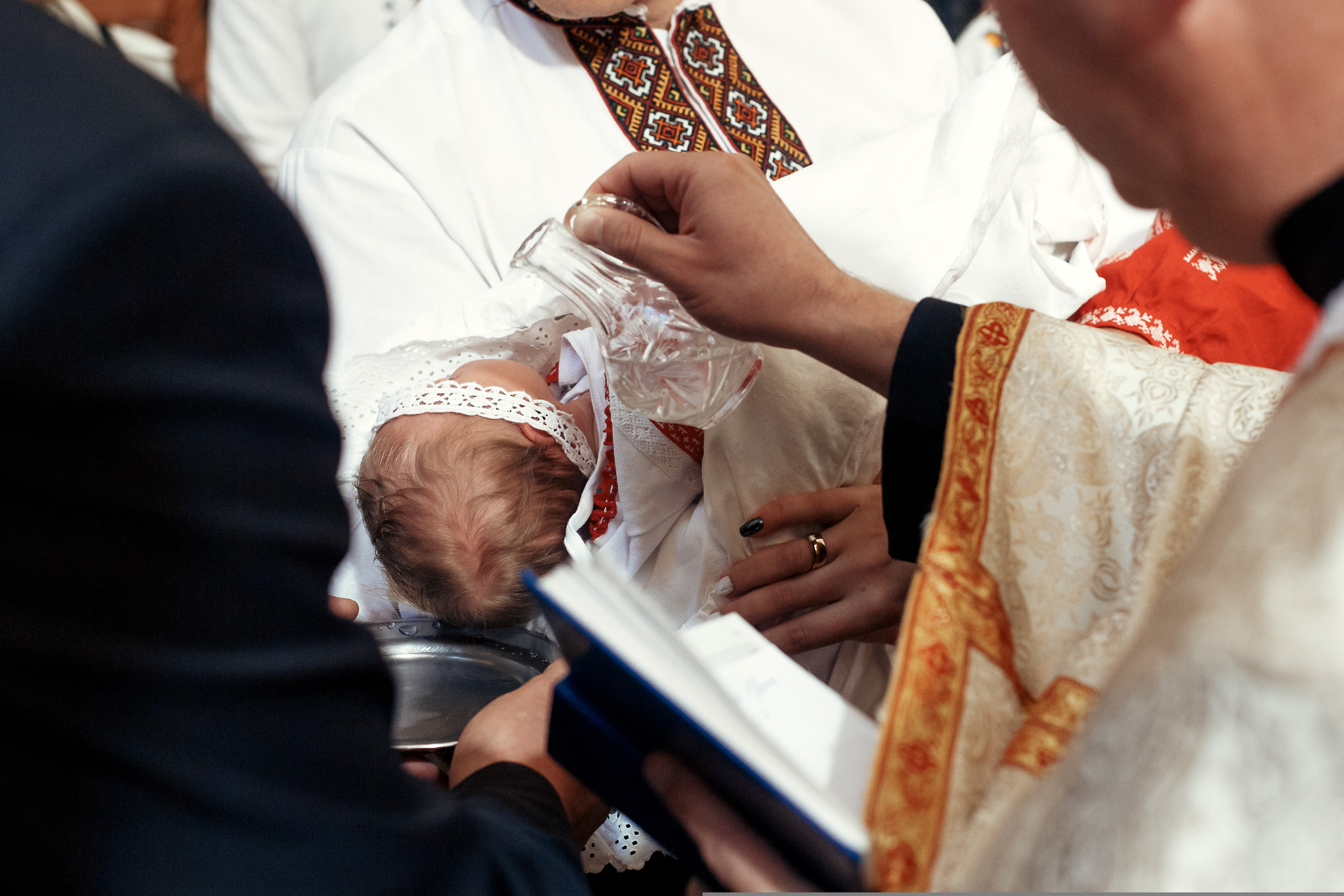 czy można ochrzcić dziecko bez rodziców chrzestnych? ksiądz wyjaśnia