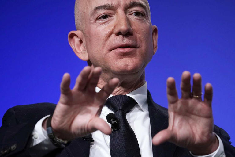 2. Jeff Bezos Patrimônio líquido: US$ 198,4 bilhões Fonte da Riqueza: Amazon Idade: 59 Cidadania: EUA Jeff Bezos criou a gigante do comércio eletrônico Amazon em 1994 e a administrou como CEO até julho de 2021 (ele permanece como presidente); naquele mesmo mês, foi ao espaço em um foguete construído pela empresa privada de foguetes Blue Origin, que fundou e financiou com bilhões de dólares. Sua fortuna cresceu US$ 5,8 bilhões em dezembro de 2023, como resultado de um aumento nas ações da Amazon. Antes de fundar a Amazon.com em sua garagem em Seattle, Bezos trabalhou em Nova York no fundo de hedge D.E. Shaw. A Amazon começou como uma livraria online numa época em que poucas pessoas compravam produtos em plataformas digitais. A empresa também cresceu para dominar o armazenamento em nuvem e passou a produzir filmes e séries para alimentar o Amazon Prime Video. Bezos ultrapassou Bill Gates para se tornar a pessoa mais rica do mundo em julho de 2017. Ele e Gates trocaram o primeiro e o segundo lugares de mais ricos algumas vezes. Bezos foi a pessoa mais rica do mundo na lista dos bilionários globais da Forbes de 2018 a 2021; caiu para o segundo lugar em 2022. Depois, para o quarto lugar de mais rico, mas voltou para o terceiro posto em 25 de janeiro de 2023, quando a fortuna do indiano Gautam Adani (anteriormente o terceiro mais rico) caiu. Em 2019, Bezos e sua esposa MacKenzie se divorciaram; como parte do acordo, ela ficou com 4% das ações da Amazon e ele ficou com 12%. Desde então, vendeu e doou parte de sua participação e possui pouco menos de 10% da empresa. Desde que a Amazon abriu o capital em 1997, a Forbes calcula que ele vendeu mais de US$ 27 bilhões em ações. Por meio de suas Expedições Bezos, ele investiu em uma série de empresas, incluindo o Airbnb e a empresa de software Workday. 2. Jeff Bezos Patrimônio líquido: US$ 198,4 bilhões Fonte da Riqueza: Amazon Idade: 59 Cidadania: EUA Jeff Bezos criou a gigante do comércio eletrônico Amazon em 1994 e a administrou como CEO até julho de 2021 (ele permanece como presidente); naquele mesmo mês, foi ao espaço em um foguete construído pela empresa privada de foguetes Blue Origin, que fundou e financiou com bilhões de dólares. Sua fortuna cresceu US$ 5,8 bilhões em dezembro de 2023, como resultado de um aumento nas ações da Amazon. Antes de fundar a Amazon.com em sua garagem em Seattle, Bezos trabalhou em Nova York no fundo de hedge D.E. Shaw. A Amazon começou como uma livraria online numa época em que poucas pessoas compravam produtos em plataformas digitais. A empresa também cresceu para dominar o armazenamento em nuvem e passou a produzir filmes e séries para alimentar o Amazon Prime Video. Bezos ultrapassou Bill Gates para se tornar a pessoa mais rica do mundo em julho de 2017. Ele e Gates trocaram o primeiro e o segundo lugares de mais ricos algumas vezes. Bezos foi a pessoa mais rica do mundo na lista dos bilionários globais da Forbes de 2018 a 2021; caiu para o segundo lugar em 2022. Depois, para o quarto lugar de mais rico, mas voltou para o terceiro posto em 25 de janeiro de 2023, quando a fortuna do indiano Gautam Adani (anteriormente o terceiro mais rico) caiu. Em 2019, Bezos e sua esposa MacKenzie se divorciaram; como parte do acordo, ela ficou com 4% das ações da Amazon e ele ficou com 12%. Desde então, vendeu e doou parte de sua participação e possui pouco menos de 10% da empresa. Desde que a Amazon abriu o capital em 1997, a Forbes calcula que ele vendeu mais de US$ 27 bilhões em ações. Por meio de suas Expedições Bezos, ele investiu em uma série de empresas, incluindo o Airbnb e a empresa de software Workday.