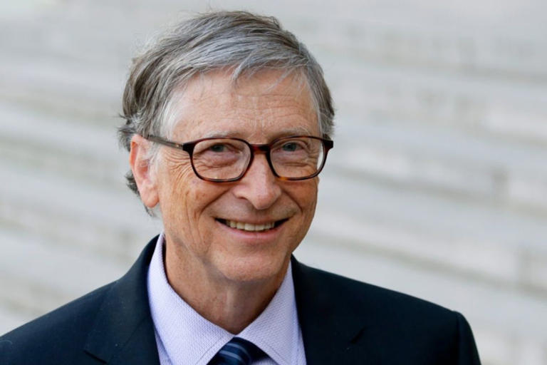 7. Bill Gates Patrimônio líquido: US$ 131,3 bilhões Fonte da Riqueza: Microsoft Idade: 68 Cidadania: EUA Quando adolescente, Gates se apaixonou por programação de computadores. Ele abandonou Harvard para fundar a empresa de software Microsoft com seu amigo de colégio Paul Allen em 1975, criando um dos primeiros programas de software disponíveis para a nascente indústria de computadores pessoais. Foi CEO da empresa por 25 anos e permaneceu como presidente até 2014. Ele finalmente deixou o conselho em 2020, mas disse à Forbes no início de 2023 que ainda passa cerca de 10% de seu tempo consultando equipes da Microsoft. Atualmente, tem investimentos em dezenas de empresas, incluindo a de remoção de resíduos Republic Services e a fabricante de equipamentos agrícolas Deere & Co., e é um dos maiores proprietários de terras agrícolas nos EUA. A Forbes listou Gates pela primeira vez como bilionário em 1987; ele foi a pessoa mais rica do mundo de 1995 a 2017 (exceto em 2008 e de 2010 a 2013). Em grande parte devido aos US$ 59 bilhões que doou à Fundação Gates, incluindo uma doação de US$ 20 bilhões em julho de 2022, ele foi ultrapassado como a pessoa mais rica do mundo em 2018 por Jeff Bezos. Ele e Melinda French Gates se divorciaram em 2021; ela recebeu cerca de US$ 10 bilhões em ações e outros ativos como parte do acordo de divórcio. Embora a fortuna de Gates tenha crescido US$ 2 bilhões em dezembro de 2023, a sua classificação entre os mais ricos do mundo manteve-se estável no 6º lugar em 1 de janeiro. 7. Bill Gates Patrimônio líquido: US$ 131,3 bilhões Fonte da Riqueza: Microsoft Idade: 68 Cidadania: EUA Quando adolescente, Gates se apaixonou por programação de computadores. Ele abandonou Harvard para fundar a empresa de software Microsoft com seu amigo de colégio Paul Allen em 1975, criando um dos primeiros programas de software disponíveis para a nascente indústria de computadores pessoais. Foi CEO da empresa por 25 anos e permaneceu como presidente até 2014. Ele finalmente deixou o conselho em 2020, mas disse à Forbes no início de 2023 que ainda passa cerca de 10% de seu tempo consultando equipes da Microsoft. Atualmente, tem investimentos em dezenas de empresas, incluindo a de remoção de resíduos Republic Services e a fabricante de equipamentos agrícolas Deere & Co., e é um dos maiores proprietários de terras agrícolas nos EUA. A Forbes listou Gates pela primeira vez como bilionário em 1987; ele foi a pessoa mais rica do mundo de 1995 a 2017 (exceto em 2008 e de 2010 a 2013). Em grande parte devido aos US$ 59 bilhões que doou à Fundação Gates, incluindo uma doação de US$ 20 bilhões em julho de 2022, ele foi ultrapassado como a pessoa mais rica do mundo em 2018 por Jeff Bezos. Ele e Melinda French Gates se divorciaram em 2021; ela recebeu cerca de US$ 10 bilhões em ações e outros ativos como parte do acordo de divórcio. Embora a fortuna de Gates tenha crescido US$ 2 bilhões em dezembro de 2023, a sua classificação entre os mais ricos do mundo manteve-se estável no 6º lugar em 1 de janeiro.