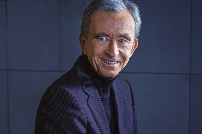 1. Bernard Arnault e família Patrimônio líquido: US$ 226,6 bilhões Fonte da Riqueza: LVMH Idade: 74 Cidadania: França Bernard Arnault, CEO e presidente da LVMH, construiu a maior empresa de bens de luxo do mundo com cerca de 70 marcas de moda e cosméticos. Entre os mais notáveis: Louis Vuitton, Christian Dior, Moet & Chandon e Sephora. Em janeiro de 2021, a LVMH adquiriu a joalheria Tiffany & Co. por US$ 15,8 bilhões. O pai de Arnault ganhou milhões no ramo da construção; para começar, Arnault usou US$ 15 milhões dessa fortuna para comprar Christian Dior. Todos os cinco filhos de Arnault trabalham em partes do império LVMH. Em janeiro de 2023, Arnault nomeou sua filha Delphine para dirigir a Dior, a segunda maior marca do grupo. Arnault foi a pessoa mais rica do mundo durante a maior parte do primeiro semestre de 2023; ele caiu para o segundo lugar em 8 de junho de 2023. Em 1º de janeiro de 2024, Arnault valia US$ 9,4 bilhões a mais do que há um mês, de acordo com estimativas da Forbes, após um aumento no preço das ações da LVMH. 1. Bernard Arnault e família Patrimônio líquido: US$ 226,6 bilhões Fonte da Riqueza: LVMH Idade: 74 Cidadania: França Bernard Arnault, CEO e presidente da LVMH, construiu a maior empresa de bens de luxo do mundo com cerca de 70 marcas de moda e cosméticos. Entre os mais notáveis: Louis Vuitton, Christian Dior, Moet & Chandon e Sephora. Em janeiro de 2021, a LVMH adquiriu a joalheria Tiffany & Co. por US$ 15,8 bilhões. O pai de Arnault ganhou milhões no ramo da construção; para começar, Arnault usou US$ 15 milhões dessa fortuna para comprar Christian Dior. Todos os cinco filhos de Arnault trabalham em partes do império LVMH. Em janeiro de 2023, Arnault nomeou sua filha Delphine para dirigir a Dior, a segunda maior marca do grupo. Arnault foi a pessoa mais rica do mundo durante a maior parte do primeiro semestre de 2023; ele caiu para o segundo lugar em 8 de junho de 2023. Em 1º de janeiro de 2024, Arnault valia US$ 9,4 bilhões a mais do que há um mês, de acordo com estimativas da Forbes, após um aumento no preço das ações da LVMH.