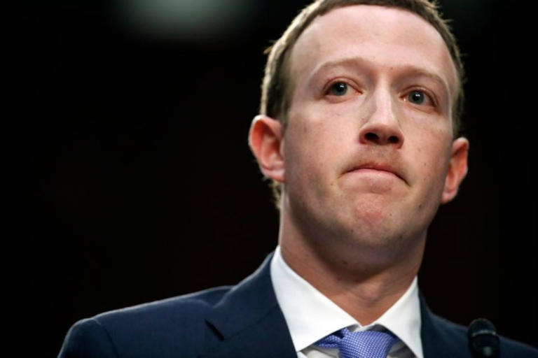 4. Mark Zuckerberg Patrimônio líquido: US$ 170,3 bilhões Fonte da Riqueza: Facebook Idade: 39 Cidadania: EUA Zuckerberg foi cofundador do Facebook – agora chamado de Meta Platforms – quando era estudante na Universidade de Harvard, em 2004. Tornou-se a maior rede social do mundo, com 3,88 bilhões de usuários mensais. A empresa também possui Instagram e WhatsApp, ambos adquiridos e ampliados. Zuckerberg, o CEO da Meta, abriu o capital da empresa em 2012 e ainda possui cerca de 13% dela. Ele e a sua esposa, Priscilla Chan, comprometeram-se a direcionar 99% das suas ações na empresa para “medidas que promovam o potencial humano”. Um objetivo ambicioso que estão financiando é o desenvolvimento de ferramentas para ajudar outros a curar, gerir ou prevenir doenças até ao final deste século; Zuckerberg e Chan conversaram com a Forbes no início deste ano sobre seus esforços filantrópicos. Ele também conversou com a Forbes em setembro sobre as duas maiores apostas da Meta antes da empresa completar 20 anos. Zuckerberg voltou a juntar-se aos 10 mais ricos do mundo no verão de 2023, pela primeira vez desde janeiro de 2022, como resultado de um aumento no preço das ações da Meta. Durante o mês de dezembro, sua fortuna aumentou US$ 9,4 bilhões, enquanto as ações da Meta subiram 9%. 4. Mark Zuckerberg Patrimônio líquido: US$ 170,3 bilhões Fonte da Riqueza: Facebook Idade: 39 Cidadania: EUA Zuckerberg foi cofundador do Facebook – agora chamado de Meta Platforms – quando era estudante na Universidade de Harvard, em 2004. Tornou-se a maior rede social do mundo, com 3,88 bilhões de usuários mensais. A empresa também possui Instagram e WhatsApp, ambos adquiridos e ampliados. Zuckerberg, o CEO da Meta, abriu o capital da empresa em 2012 e ainda possui cerca de 13% dela. Ele e a sua esposa, Priscilla Chan, comprometeram-se a direcionar 99% das suas ações na empresa para “medidas que promovam o potencial humano”. Um objetivo ambicioso que estão financiando é o desenvolvimento de ferramentas para ajudar outros a curar, gerir ou prevenir doenças até ao final deste século; Zuckerberg e Chan conversaram com a Forbes no início deste ano sobre seus esforços filantrópicos. Ele também conversou com a Forbes em setembro sobre as duas maiores apostas da Meta antes da empresa completar 20 anos. Zuckerberg voltou a juntar-se aos 10 mais ricos do mundo no verão de 2023, pela primeira vez desde janeiro de 2022, como resultado de um aumento no preço das ações da Meta. Durante o mês de dezembro, sua fortuna aumentou US$ 9,4 bilhões, enquanto as ações da Meta subiram 9%.
