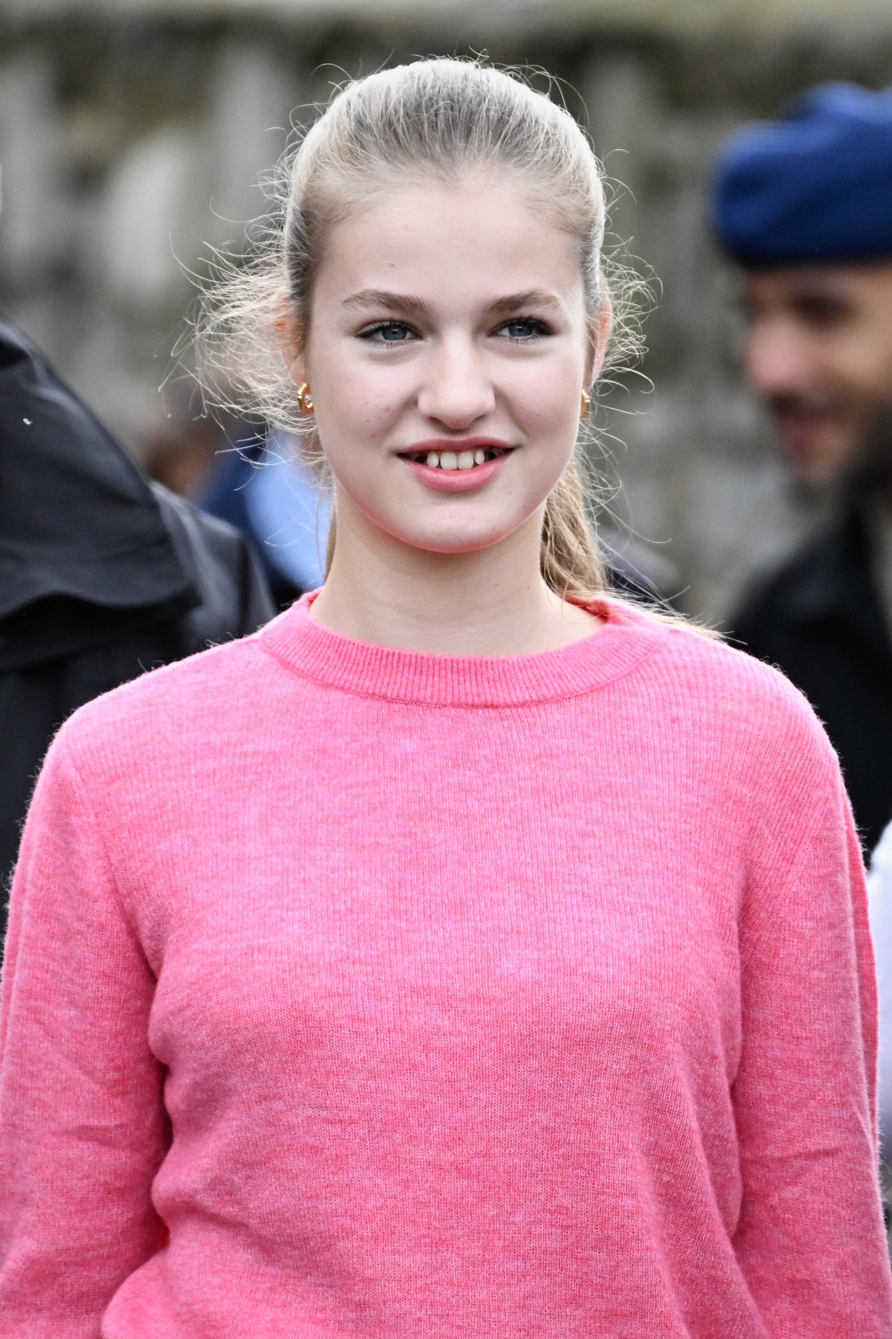 spanish-queen-hides-princess-leonor