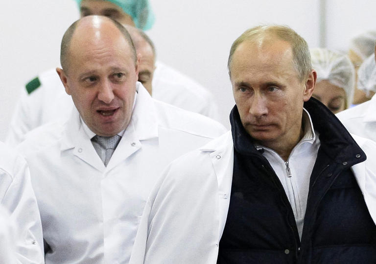 Einst enge Vertraute: Jewgeni Prigoschin (l), russicher Unternehmer, führt Wladimir Putin, Präsident von Russland, durch seine Fabrik, die Schulspeisungen herstellt. Foto: Alexei Druzhinin/Pool Sputnik Kremlin/AP/dpa