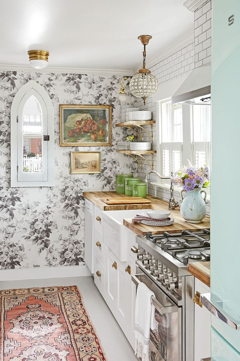 22 Beautiful Ways to Decorate Your Kitchen With Wallpaper