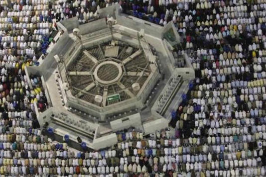 Umat Islam menjalankan shakat di Masjidil Haram, Kota Mekkah, Arab Saudi, 10 Oktober 2013. Lebih dari dua juta muslim tiba di kota suci ini untuk ibadah haji tahunan.